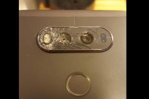 軍規測試漏一項?LG V20 玻璃竟會「自裂」! 軍規測試漏一項?LG V20 玻璃竟會「自裂」!