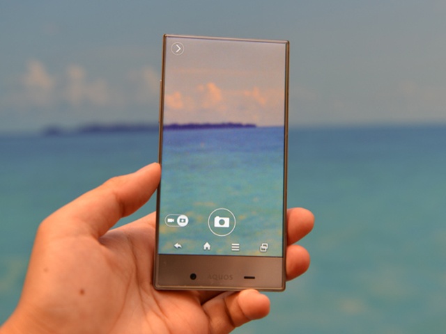 夏普早就在 2014 年發表過極窄邊框的手機 Aquos Crystal(圖片來源/翻攝自K-tai Watch)