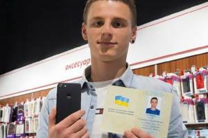 超狂果粉！男子為獲免費手機 改名「iPhone 7」！