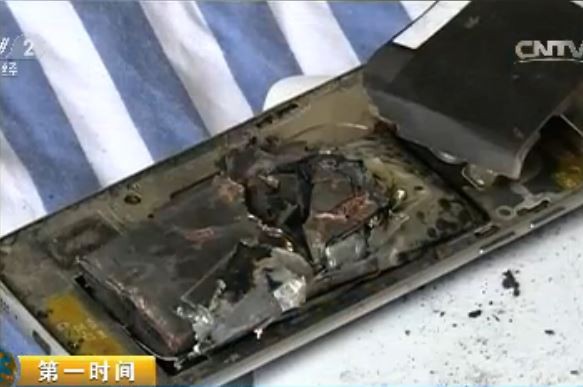 中國雲南再傳S6手機爆炸,還噴火燒傷使用者眼睛。(圖擷取自央視網)