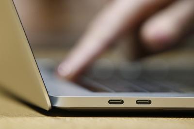 終於聽到用戶抱怨新 Macbook Pro?Apple 轉接器大降價! 終於聽到用戶抱怨新 Macbook Pro?Apple 轉接器大降價!