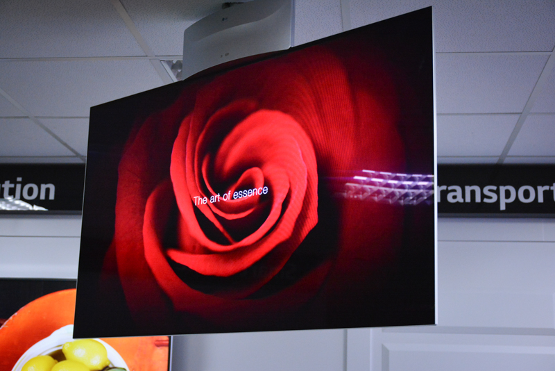 LG 雙面 OLED 55EH5C 顯示器(圖/記者譚偉晟拍攝)