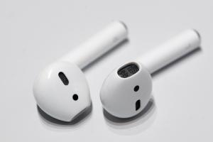 AirPods 出貨恐延遲?Apple 再推新無線耳機! AirPods 出貨恐延遲?Apple 再推新無線耳機!