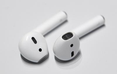 AirPods 出貨恐延遲?Apple 再推新無線耳機! AirPods 出貨恐延遲?Apple 再推新無線耳機!