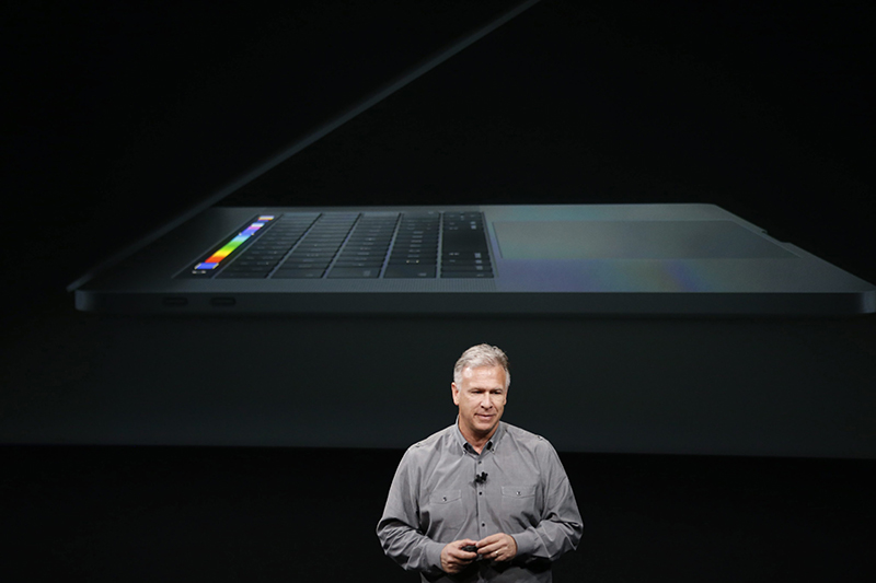 美國 Apple 的國際業務主任 Phil Schiller 於發表會中介紹 Touch Bar。(圖片來源/法新社)