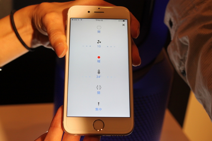透過專用的 Dyson Link App 應用程式,就可以遠距離監控家中空氣(記者劉季清攝影)
