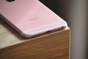 iPhone 6s 也躲不過災情？中國用戶抱怨會「瞬間關機」！