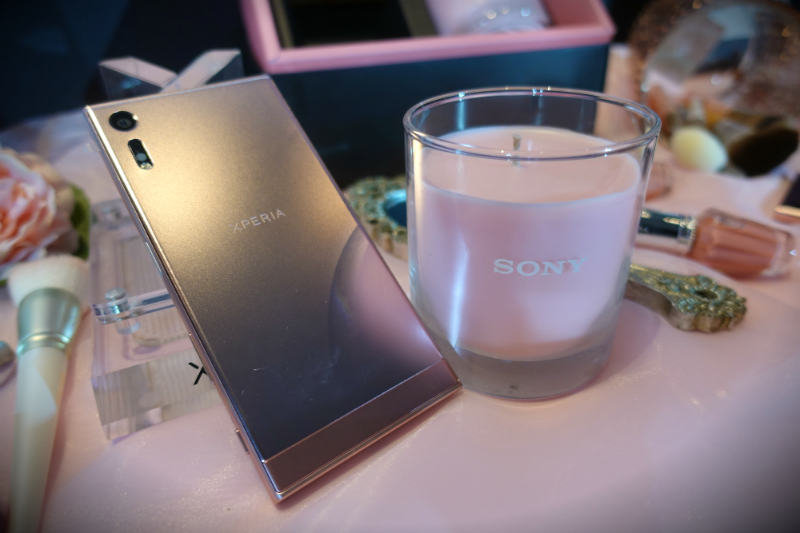 於 Sony Mobile 專賣店購買 Xperia XZ,除了可享 VIP 禮遇、保固延長一年外,還會加贈「山茶花粉香氛蠟燭」禮盒(圖/記者譚偉晟拍攝)
