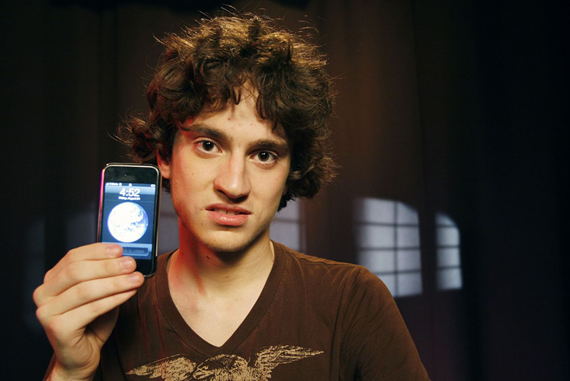 George Hotz 是第一位成功解鎖 iPhone 的天才駭客,因而開啟了長年來駭客與 Apple 的越獄攻防戰。(圖片來源/The Next Tech)