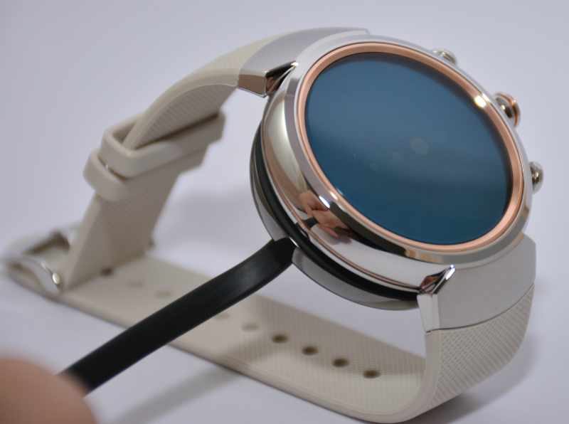 採用磁吸式充電器，另一端為標準 USB 傳輸埠（圖／記者譚偉晟拍攝）