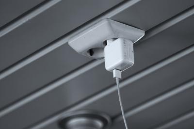 不是原廠你敢用?99% Apple 副廠充電器安全有問題! 不是原廠你敢用?99% Apple 副廠充電器安全有問題!