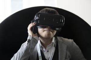 懼高症特殊療法？三星推廣另類 VR 應用！