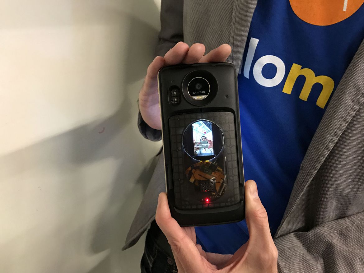 第二螢幕 MotoMods,主相機可做為自拍相機使用(圖/Cnet)