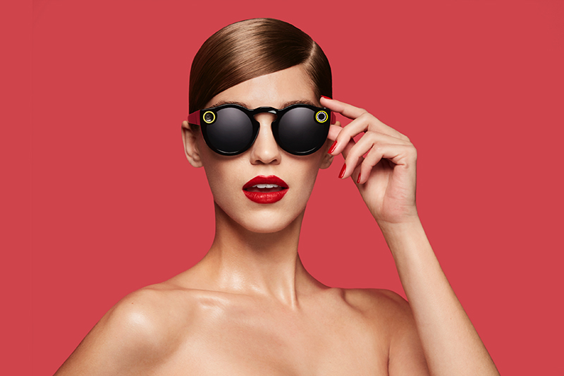 Snapchat 今年推出了 Spectacles 智慧太陽眼鏡,是旗下第一款硬體裝置(圖/snapchat)