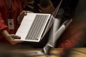 微軟忍不住透露:新 Macbook Pro 讓一堆人跳槽到 Surface 了! 微軟忍不住透露:新 Macbook Pro 讓一堆人跳槽到 Surface 了!