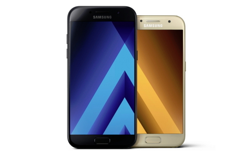 三星全新 Galaxy A7(左)與 A5(右)手機。
