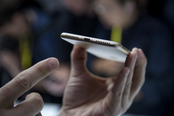 Apple 在去年對傳統 3.5mm 耳機孔開了第一槍,在 iPhone 7 上將之消滅(圖/彭博社)