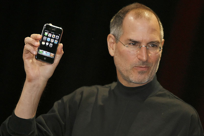 賈伯斯當年於發表會時直說:iPhone 是一個神奇且革命性的產品,領先業界五年以上。(圖片來源/法新社)