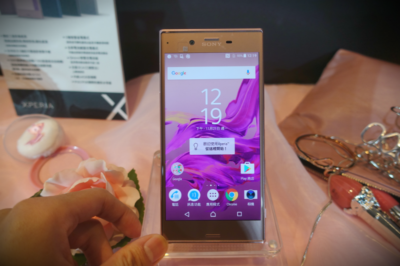圖為SONY 2016 旗艦手機 Xperia XZ(圖/記者譚偉晟拍攝)