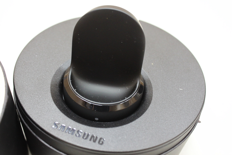 Gear S3 Classic 無線充電座（記者劉季清攝）