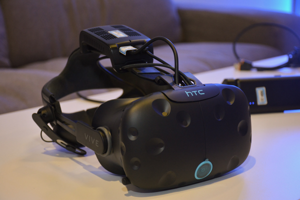 透過外接電池與 TVCAST,讓 HTC Vive 獲得無線 VR 體驗的能力(圖/記者譚偉晟攝)