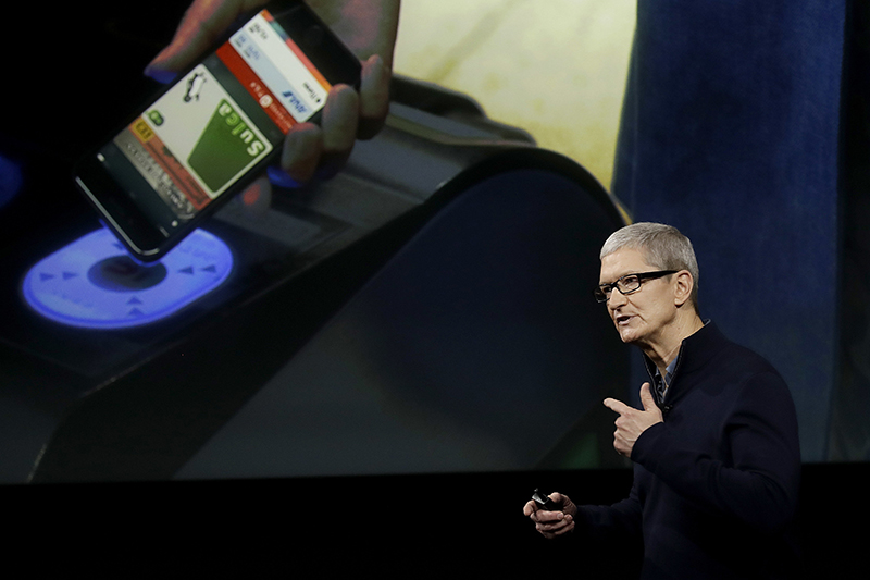 Apple 執行長庫克曾表示:「我們對任何具有市場戰略價值的公司都飽由極高的興趣,因為這樣可以使我們提供更好的產品給消費者。基於這一點,Apple 會吸納任何我們評鑑會促使公司前進的元素,這也代表我們是絕對開放的。」(圖片來源/美聯社)