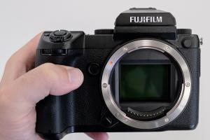 這樣算親民？富士中片幅機皇 GFX 50S 售價公布！