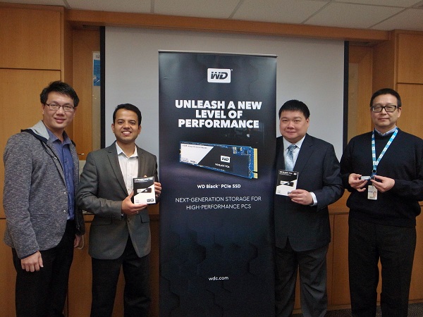 (右起)Western Digital 台灣總經理郭德麟、亞太區企業行銷總監羅昌平、消費級固態硬碟產品行銷部資深經理 Suhas Navak、資深工程師簡岏容(圖/Western Digital)