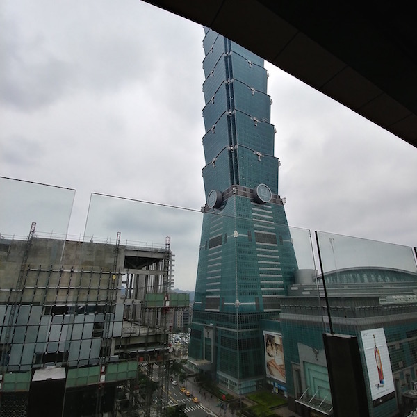 以廣角鏡頭拍攝的效果，可以拍到更多被攝物體（記者劉季清攝）