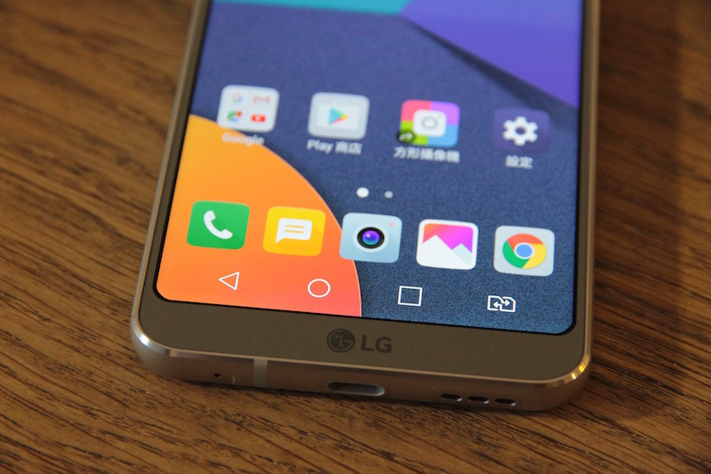 手機側邊採用圓角設計（記者劉季清攝）