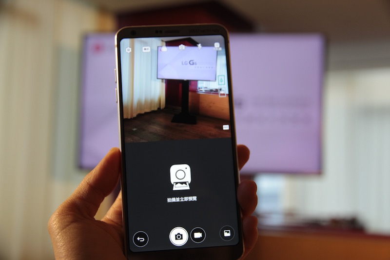 方形相機可以拍完直接在下方瀏覽（記者劉季清攝）