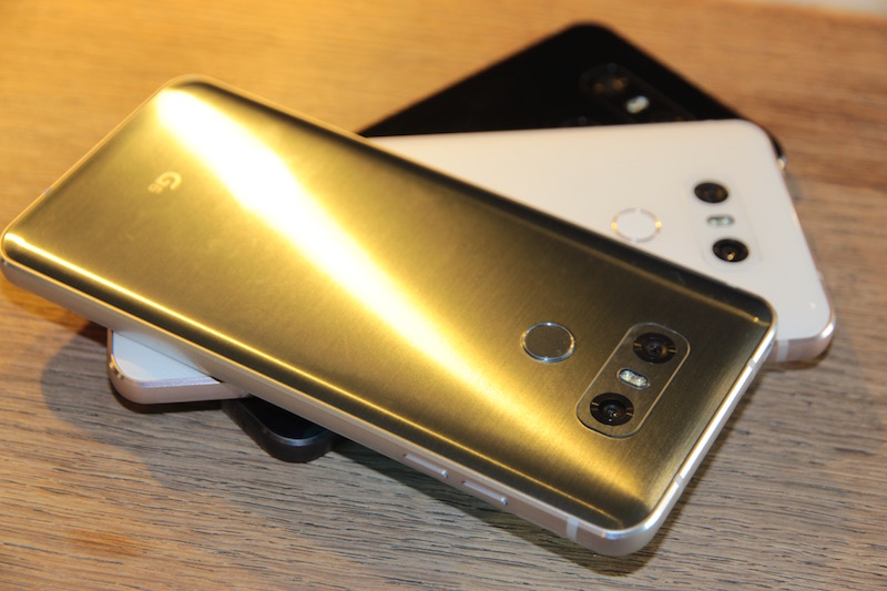 背面可看到雙鏡頭設計（記者劉季清攝）