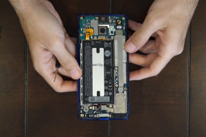 HTC U Ultra 拆解出爐!手機維修很容易? HTC U Ultra 拆解出爐!手機維修很容易?