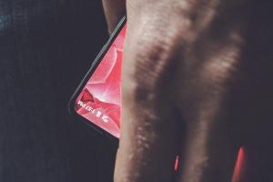 Android 之父的首款手機,採無邊框設計直指 iPhone? Android 之父的首款手機,採無邊框設計直指 iPhone?