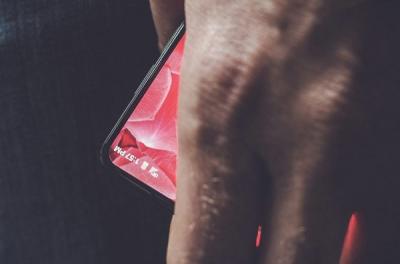 Android 之父的首款手機,採無邊框設計直指 iPhone? Android 之父的首款手機,採無邊框設計直指 iPhone?