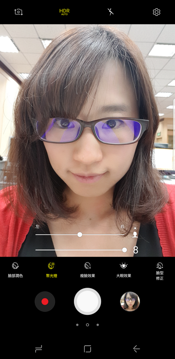 自拍鏡頭加入各種美肌功能,同時也支援景深切換效果