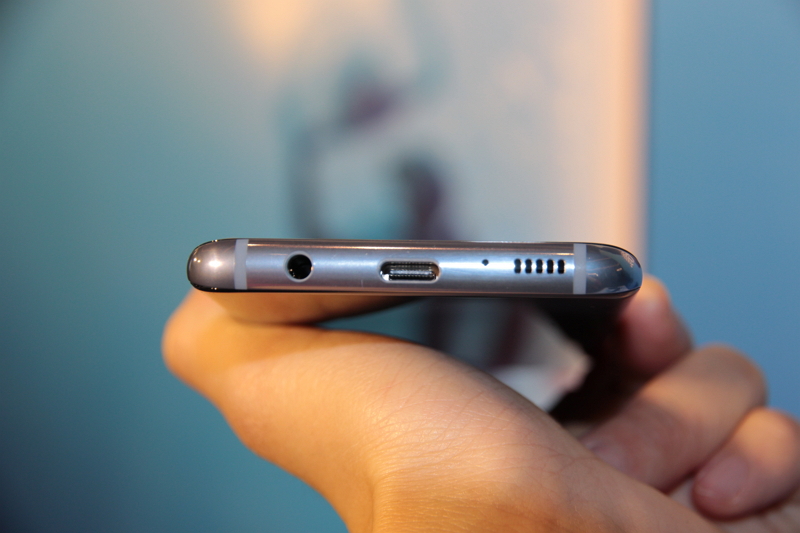 Galaxy S8 採 USB-C 連接埠、保留 3.5mm 耳機孔 (記者劉季清攝)
