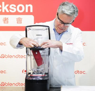 超威果汁機 Blendtec 登台!現場將紅色 iPhone 7 Plus 打成粉! 超威果汁機 Blendtec 登台!現場將紅色 iPhone 7 Plus 打成粉!