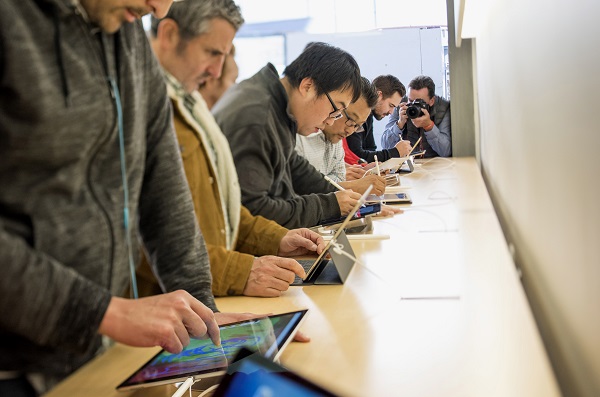 目前平板電腦的銷量還是以 iPad 為大宗。（圖片來源／彭博社）