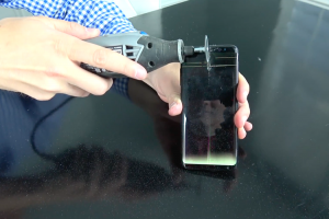 刀刺、電鋸樣樣來！看看 Galaxy S8 電池會不會爆炸！