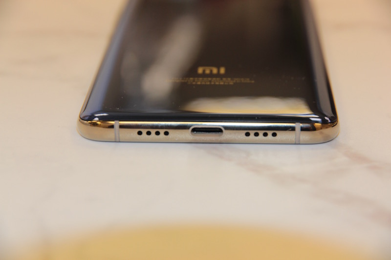 小米 6 取消了 3.5mm 耳機孔(記者劉季清攝)
