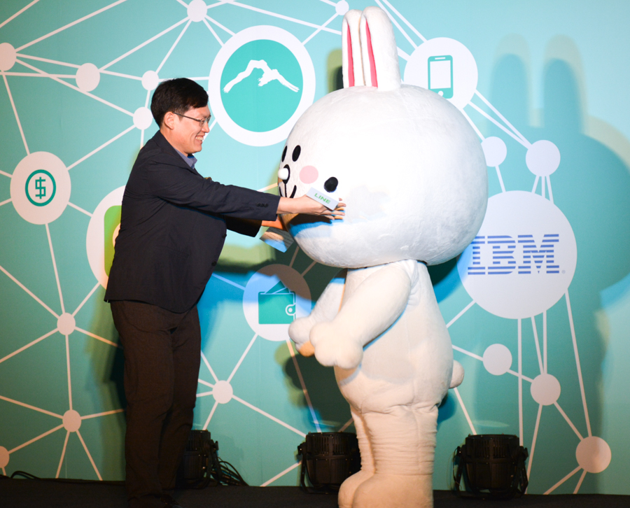 這次玉山銀行選擇 LINE 合作,看上的是台灣廣大的用戶,圖左為 LINE 事業拓展部高級副總裁姜玄玭(圖/記者譚偉晟攝)