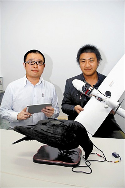 日本學者塚原直樹(左)和末田航開發以無人機搭載人工智能,試圖與烏鴉進行空中對話。(取自網路)