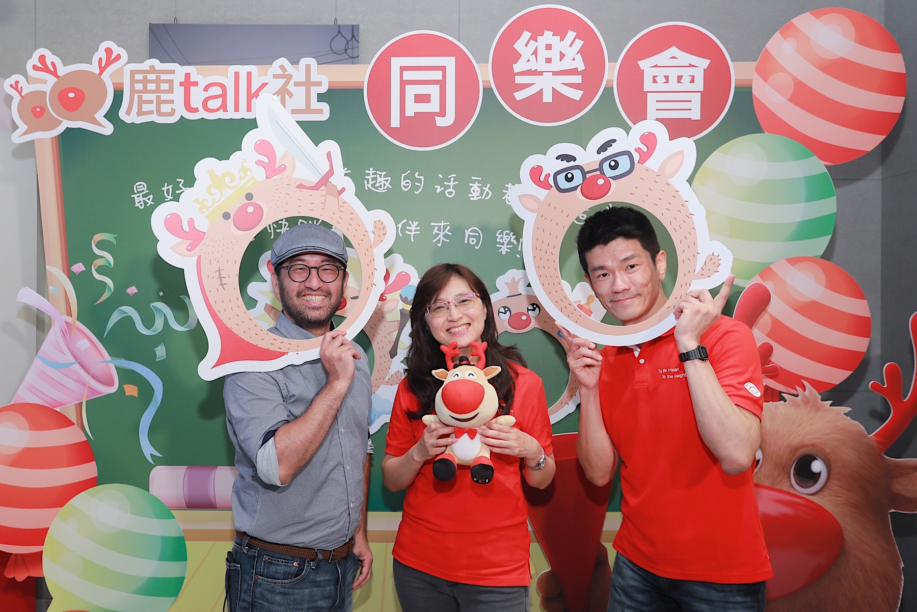 遠傳電信首創「鹿talk社」,邀請百位知名部落客及網紅例如Kisplay(圖左)等人擔任駐站達人。遠傳電信品牌管理暨策略規劃處副總經理陳萍坽(圖中)、個人用戶業務暨行銷事業群官網暨社群行銷部協理蔡明成(圖右)。(圖/遠傳)