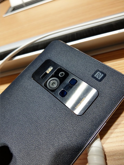 ZenFone AR 機身背面搭載獨家三鏡頭系統。 (記者劉惠琴攝)