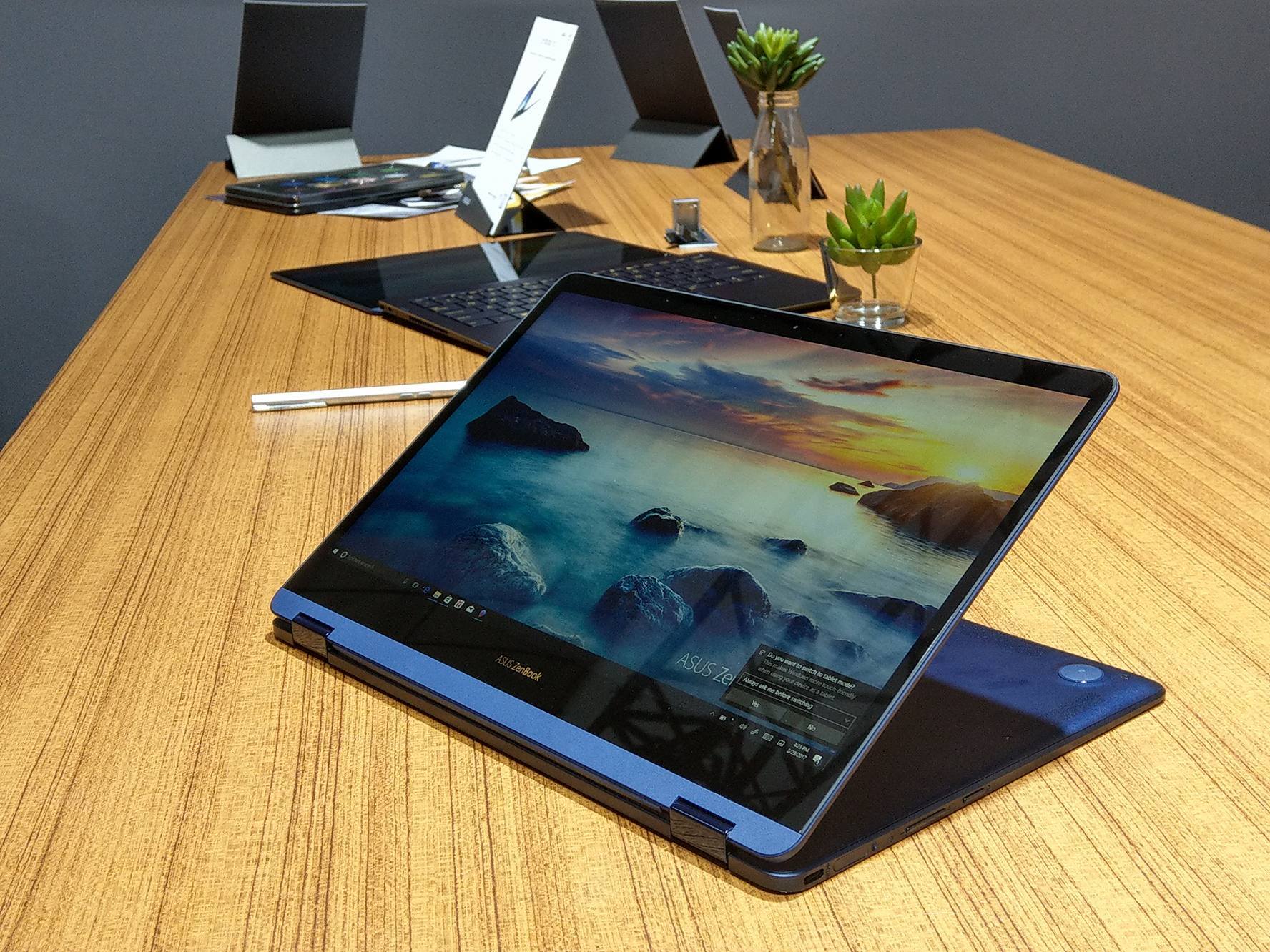全球最薄可 360 度翻轉的13吋華碩ZenBook Flip S 翻轉筆電。(圖/記者劉惠琴攝)