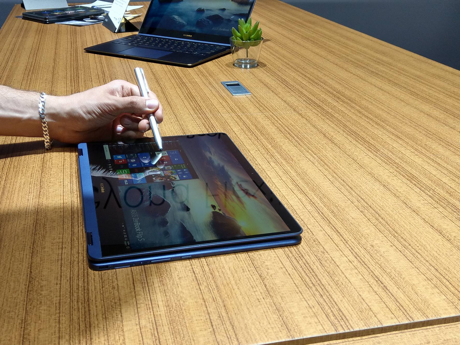 ZenBook Flip S翻轉筆電,支援主動式觸控筆。(圖/記者劉惠琴攝)
