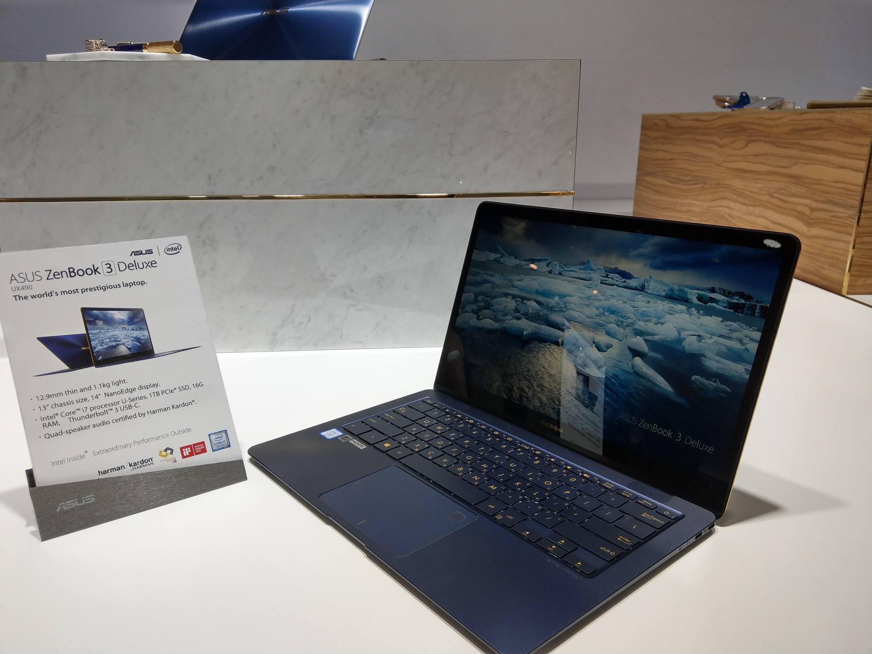 重僅 1.1 公斤的 14吋 ZenBook 3 Deluxe。(圖/記者劉惠琴攝)