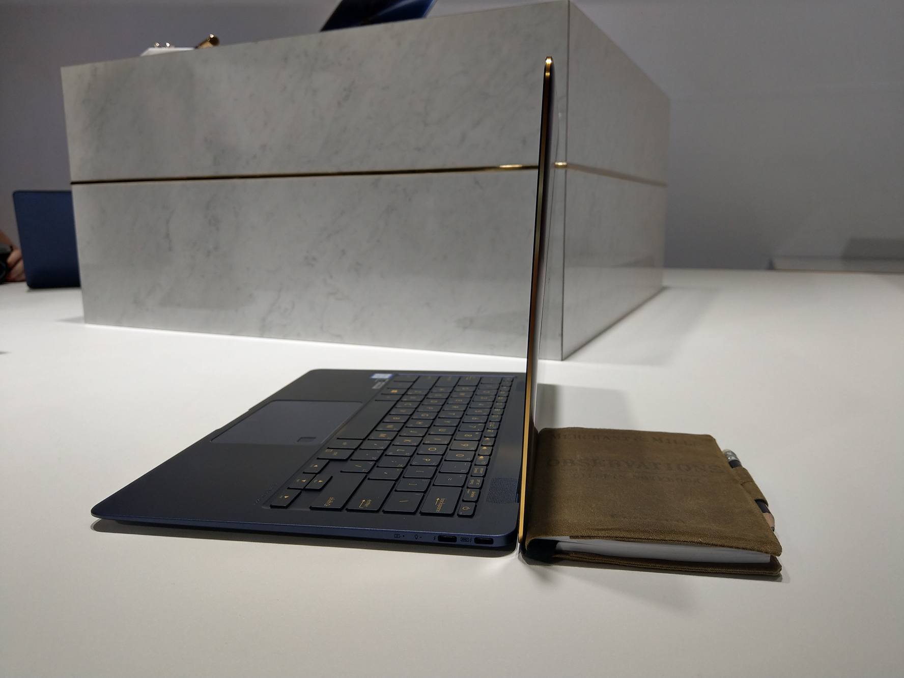 華碩 ZenBook 3 Deluxe 薄 1.29 公分。(圖/記者劉惠琴攝)