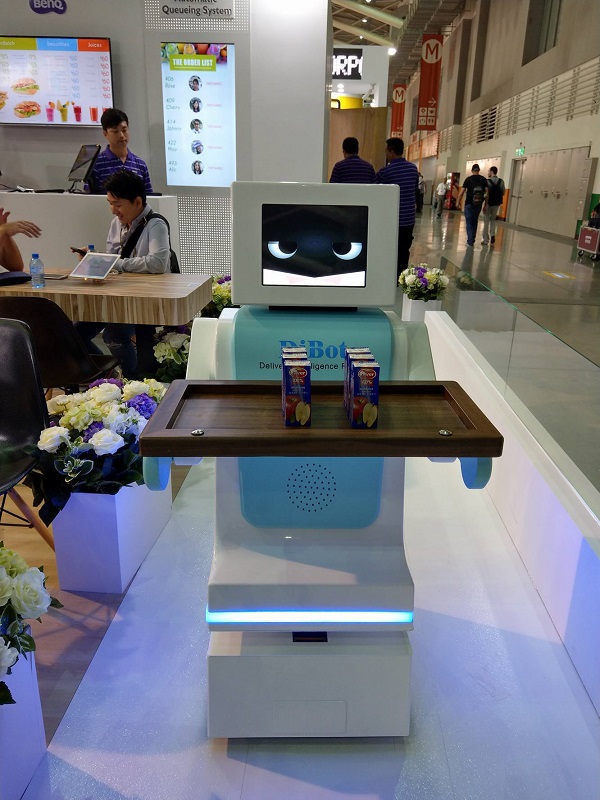 用餐不用排隊苦等,點完餐後,坐在位置上,眼前這台 DiBot 送餐機器人,就會自動送上餐點。(圖/記者劉惠琴拍攝)